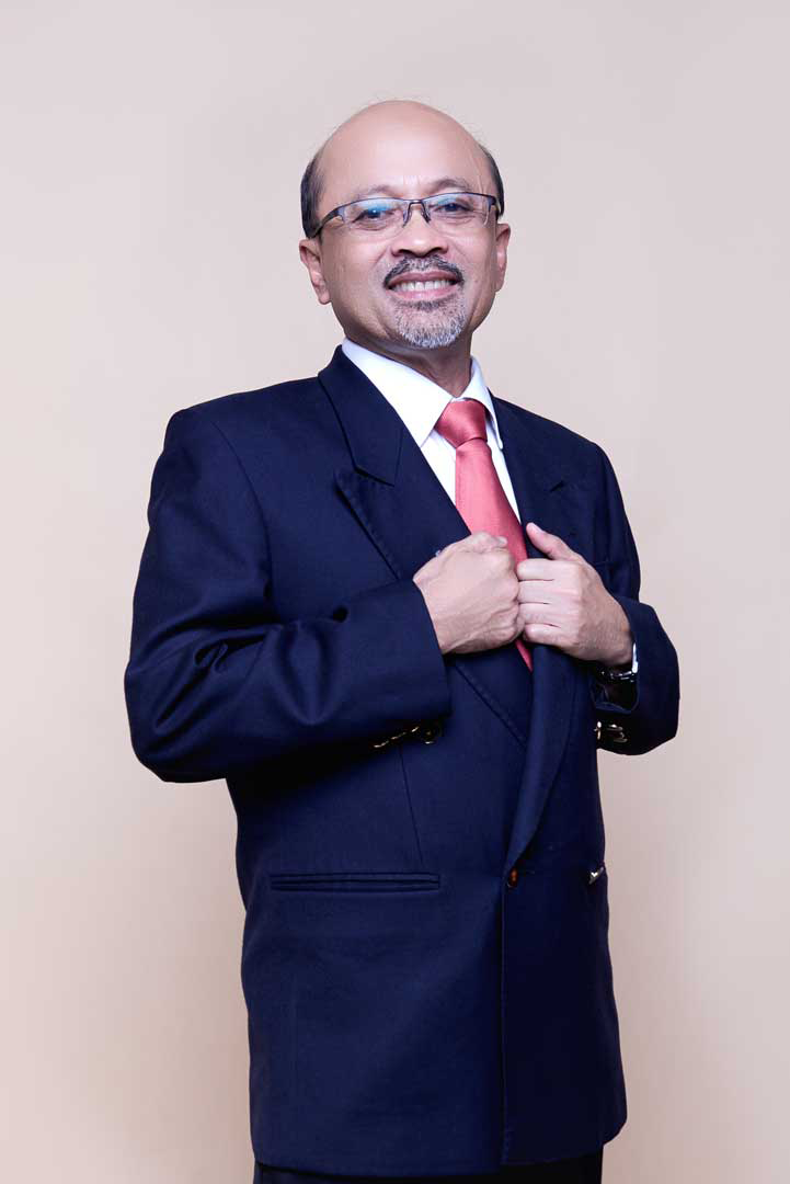 WAN KAMARUL ZAMAN WAN YAACOB Chairman of the Board Wan Kamarul Zaman, is an Advocate and Solicitor practicing in the legal firm of Messrs Abu Talib Shahrom based in Kuala Lumpur, Malaysia. He holds a LLB (Hons) Degree from the University of London and CLP (Malaya) as well as an M.Sc (A.Econs) and B.Sc. Degree from Louisiana State University, USA. Prior joining Messrs Abu Talib Shahrom, he was a banker (1982 – 2006) attached to several financial institutions in Malaysia. During his tenure in the Malaysian financial sector, he has been involved in almost all aspects of banking activities viz corporate finance and advisory, corporate banking and loan syndication, origination and placement of private debt securities (both Islamic and conventional), treasury and money market dealings as well as loan recover and debt restructuring. His last position in the banking sector (2006) was Acting CEO of Affin Discount Bhd. He has also acted as an advisor for several public listed companies and private entities undertaking privatization and corporate finance exercises, namely, stock exchange listing, mergers and acquisition, divestment as well as international fund raising through debt and equities placement as well as loan syndication. He also sit on the Board of several companies, both listed and unlisted. He is also licensed by Securities Commission, Malaysia under the Capital Market Services Act 2007, which enable him to advise on Corporate Finance matter such as fund raising, mergers and acquisition, corporate/ debt restructuring as well as on matter relating to bonds and sukuk issuance.