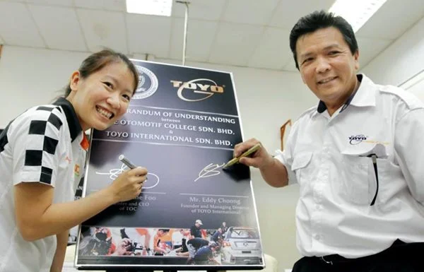 From Left: Foo and Toyo Lubrication managing director and founder Eddy Choong during the signing ceremony Image from: Star carsifu
