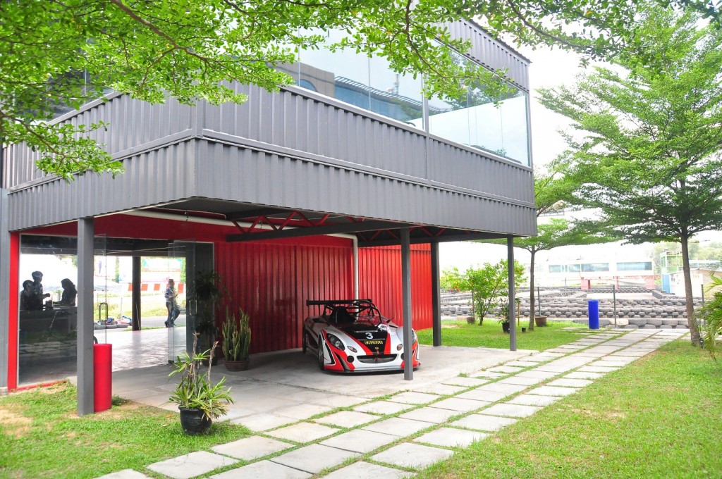 Entrance to the Go-Kart area with the cafe located upstairs. Image source: CARSIFU
