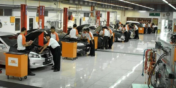 TOC's spacious air-conditioned and clean state-of-the-art workshops contain over 20 car models and sophisticated equipment for students to learn. Image from: zerotohundred.com