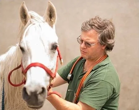 Martin Grell, Tierarztpraxis Martin Grell, FEI**** Tierarzt Ausbildung: – Studium der Veterinärmedizin an der FU Berlin – Mitbegründer der Internationalen Gesellschaft zur Funktionsverbesserung der Pferdezähne e.V. (IGFP) – Pferdedentalpraktiker nach IGFP – Pferdedentalpraktiker- Prüfer Arbeitsschwerpunkte: – Geschäftsführer – Okklusionsverbesserung bei Pferdezähnen - Zahnchirurgie – Herzuntersuchungen bei Pferden – nichtinvasive Diagnostik und Heilbehandlung – Leistungsphysiologie – Tierarzt bei nationalen und internationalen Distanzritten – FEI**** Tierarzt
