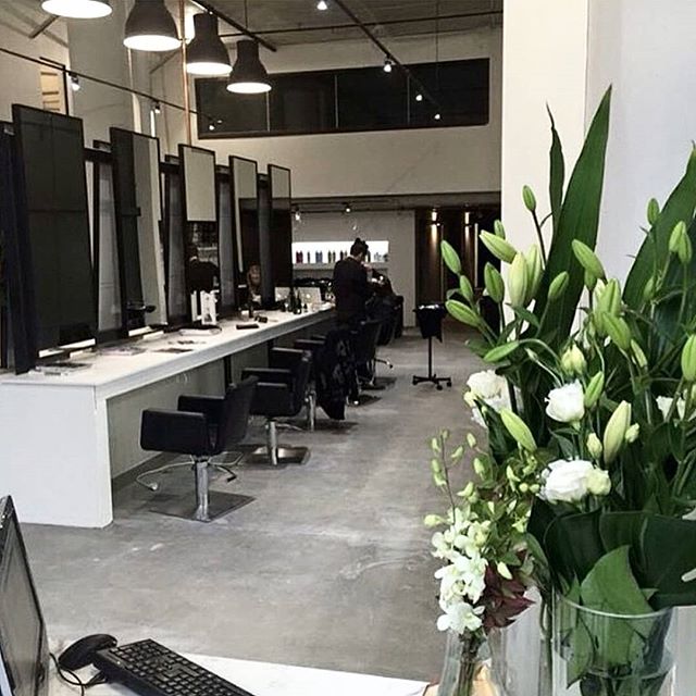 Mid-week salon vibes 🔝
📷 @thestylistsays

#salon #hairsalon #saloninterior #spencerandco #spencerandcosalon #concretejungle #concretewarehouse #monochrome #palette #mirrormirror