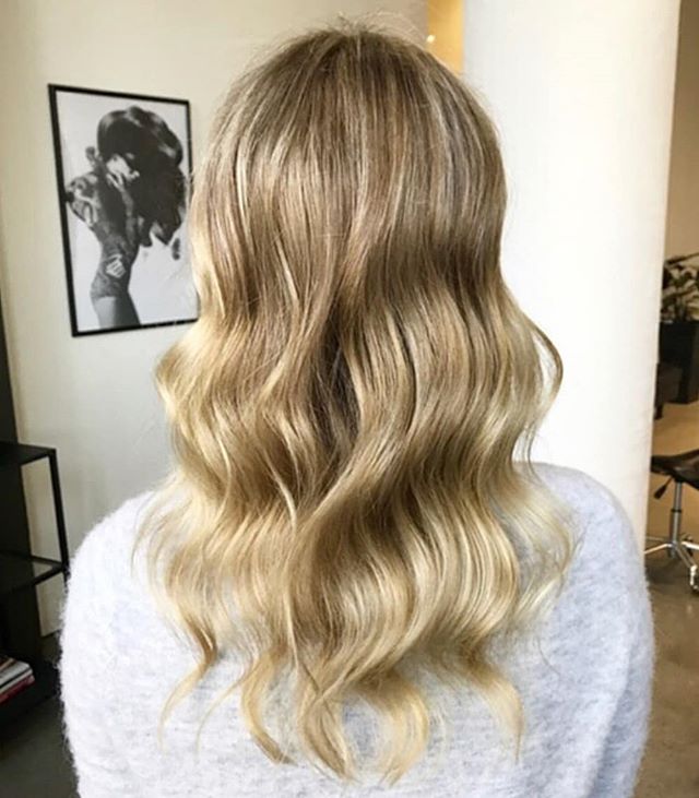 Golden waves of transformation.
Hair by @hannahyounghair

#blonde #highlights #haircolour #curls #waves #texture #styling #styled #hairstyle #hairstyling #hairstylists #behindthechair #ghd #blowwave #olaplex #melbournesalon #melbournehairsalon #melbo