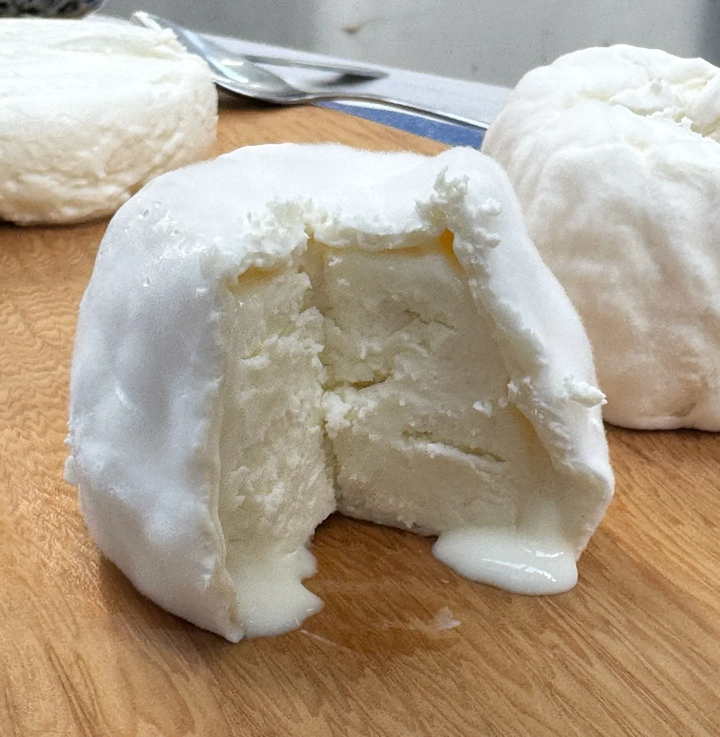 Now that is a ripe Zo&egrave; - look how it&rsquo;s starting to ooze. The longer you leave this cheese, the more liquid ooze and punchy flavour there is. I have to say, I think this one is perfectly ripe. 

📍we&rsquo;re at @farmgatemarket this Sunda