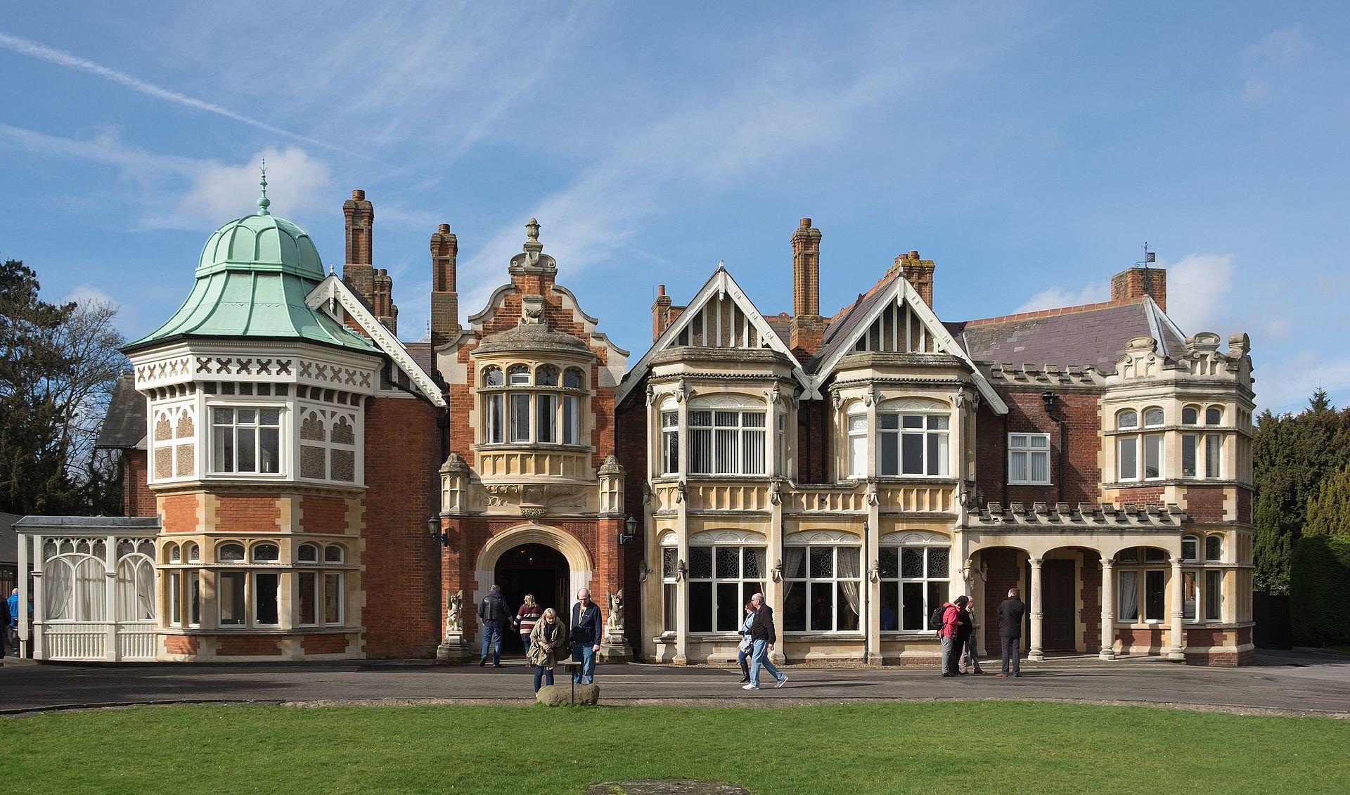 1920px-Bletchley_Park_Mansion[1].jpg