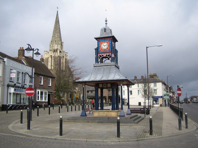 Dunstable,_The_Clock_Tower_and_Market_Cross_-_geograph.org.uk_-_145452[1].jpg