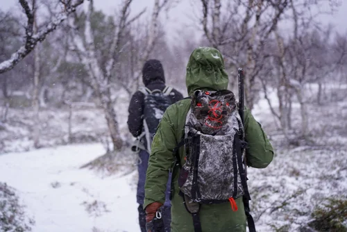 På vei gjennom snødekt skog.