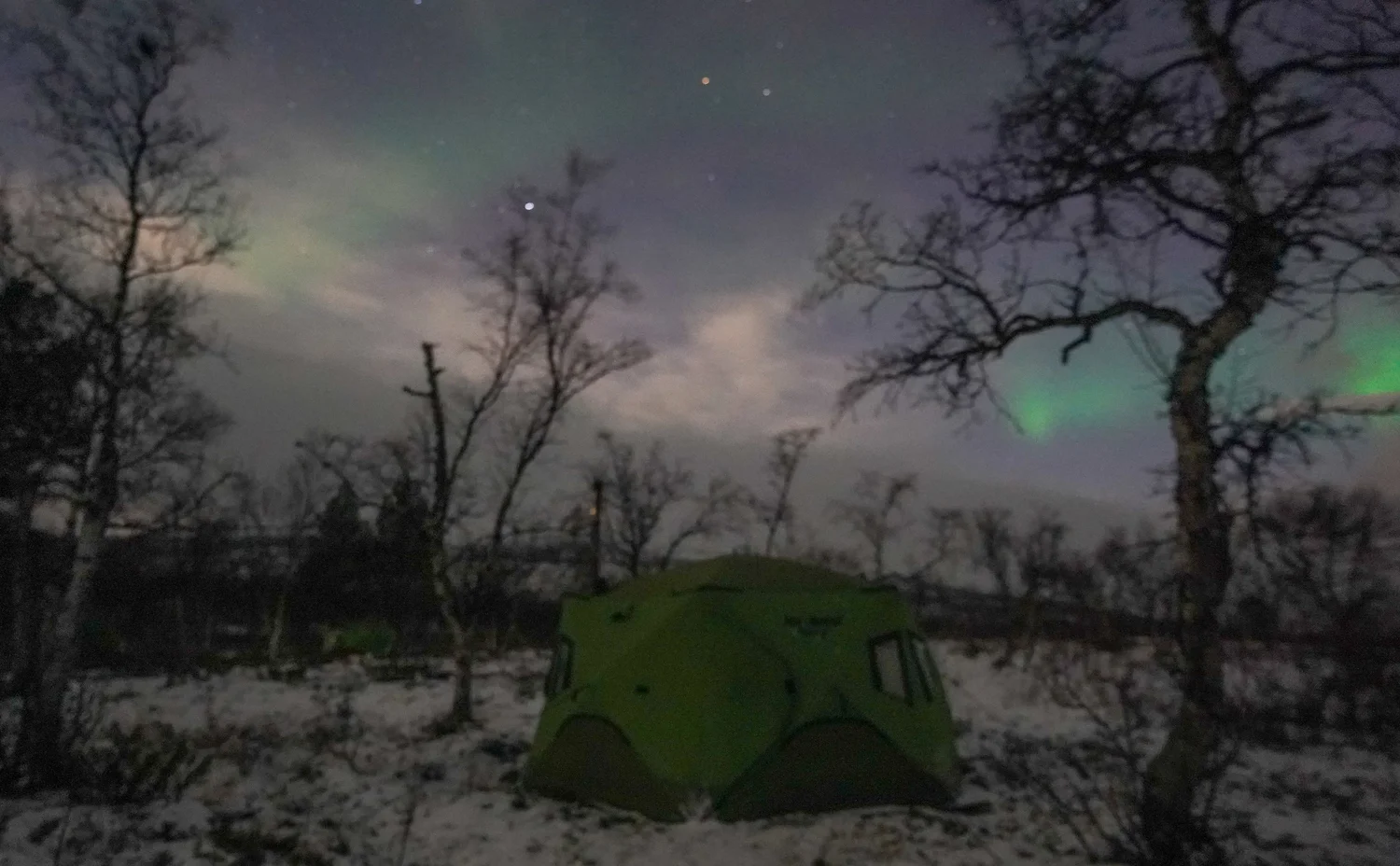 Telt under nordlyset.
