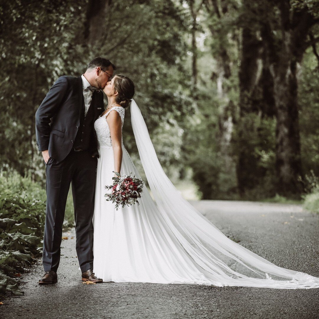 #wedding #hochzeit #kempten #allg&auml;u #sonthofen #memmingen #kaufbeuren #buchloe #vintagewedding #bride #braut #groom #br&auml;utigam #liebe #love #loveisintheair #weddingdress #white #bridal #rain #wood #alps #bavaria #bayern #isny #mindelheim ❤️