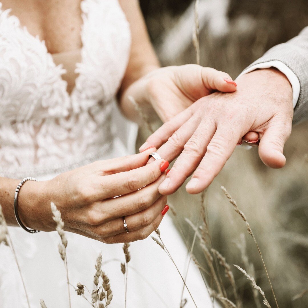 #love #liebe #wedding #hochzeit #vintage #allg&auml;u #kempten #fotostudio #heiraten2023 #fotograf #memmingen #kaufbeuren #sonthofen #buchloe #immenstadt #berge #alpen #alpenhochzeit #loveisintheair #shesaidyes #hesaidyes #bride #groom #wildwedding #