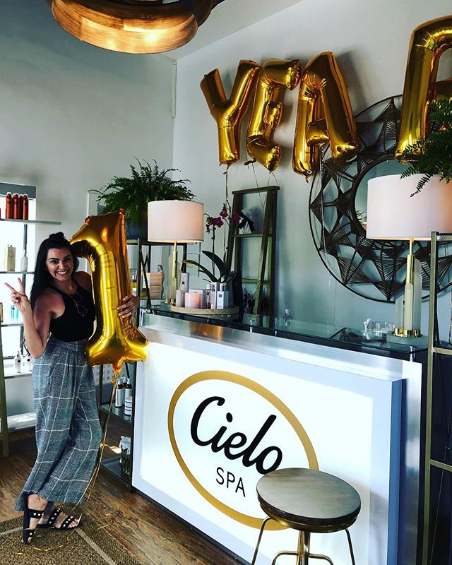 Happy one year anniversary @cielospatampa 
PEACE &bull;LOVE &bull; and SPA LIFE 
#southtampaspa #proudfriend #teamcielospatampa💛 
#personalstyle #yourstylesecret #girlbosses #spastyle