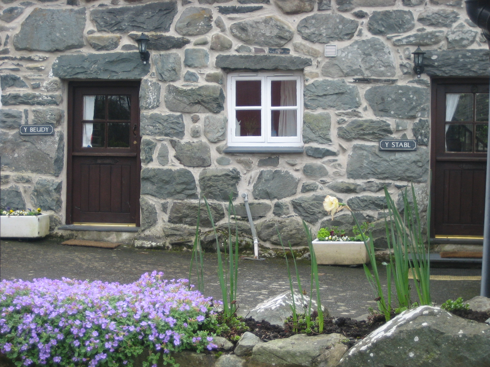 Entrances, Y Beudy and Y Stabal cottages