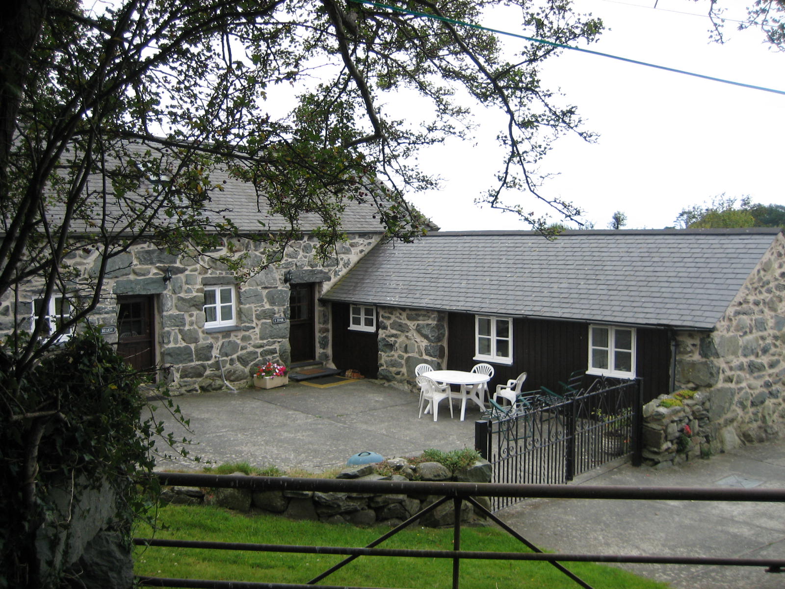 Stable Cottage (to the right) and shared courtyard