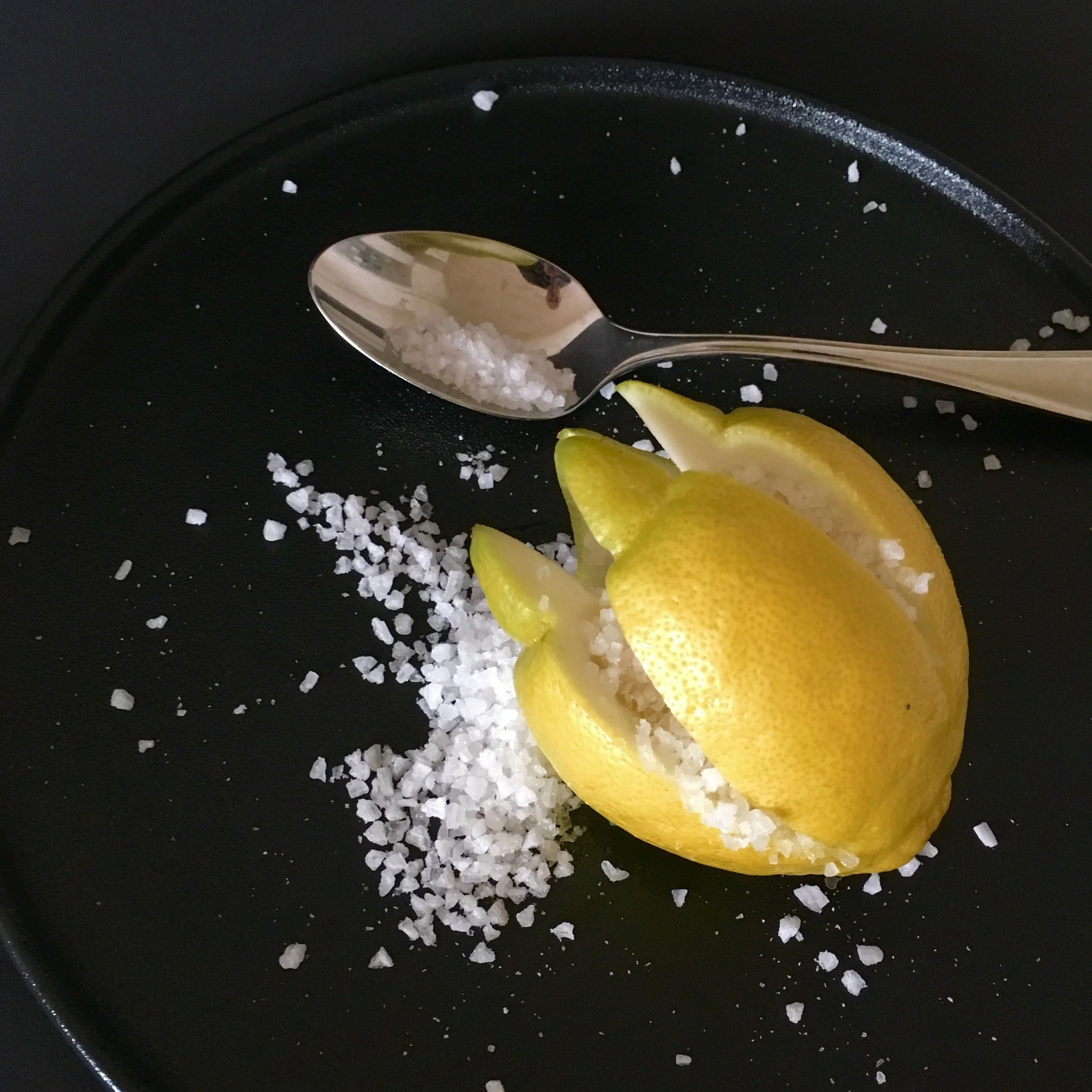Cut the lemon lenghtways and crosswise but not right down to the bottom. Carefully stuff with one tablespoon of sea salt.