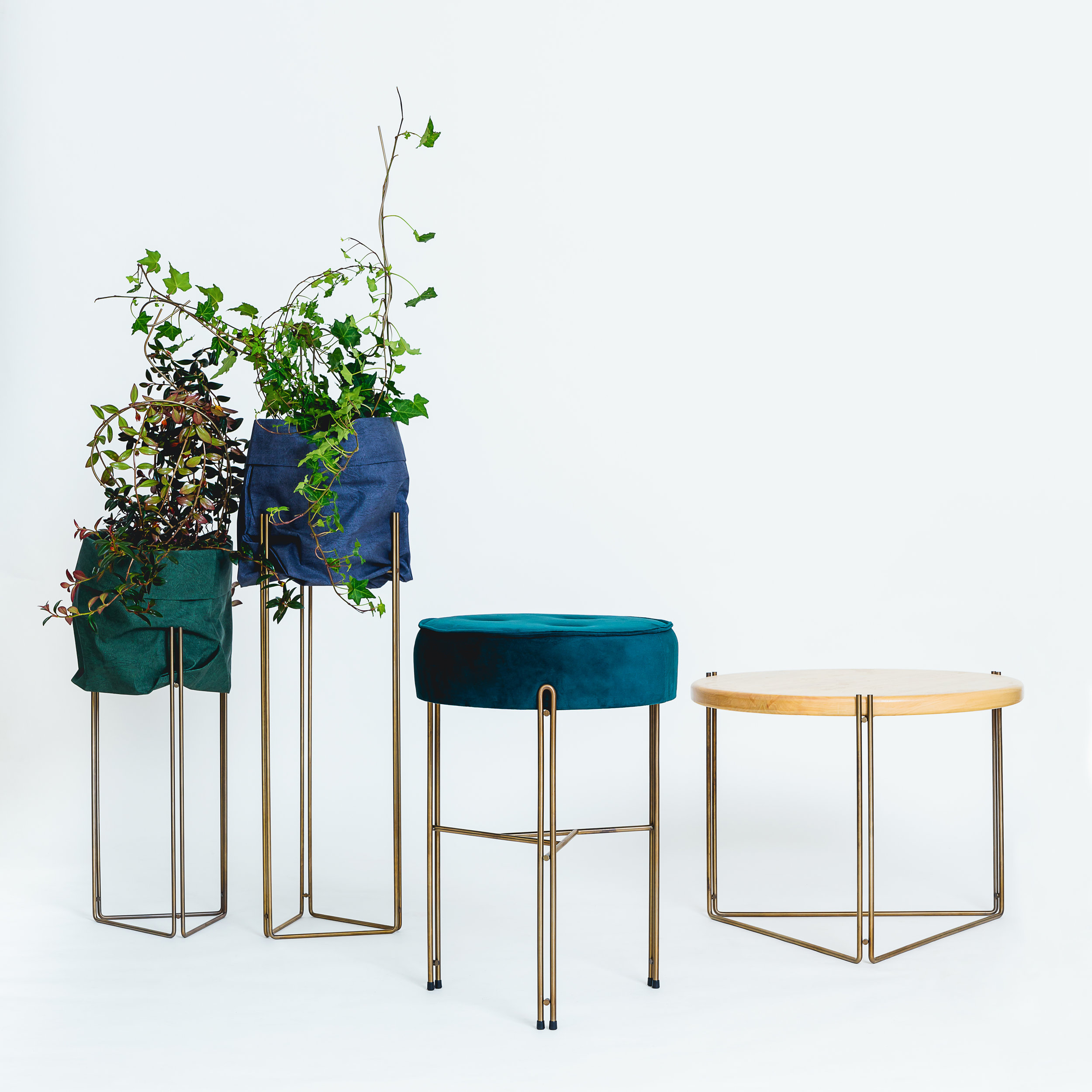 Filipe Ramos Design_Pedestais de cachepots  Banqueta e Mesa lateral Linha_fotografia Estudio Moshimoshi.jpg