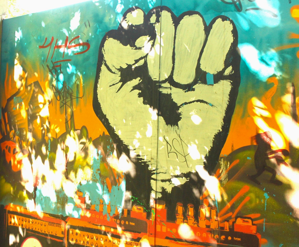 Photo by Allison Corbett, unknown artist. Barrio Meridiano V, La Plata, Argentina | Foto por Allison Corbett, artista no identificadx. Barrio Meridiano V, La Plata, Argentina 