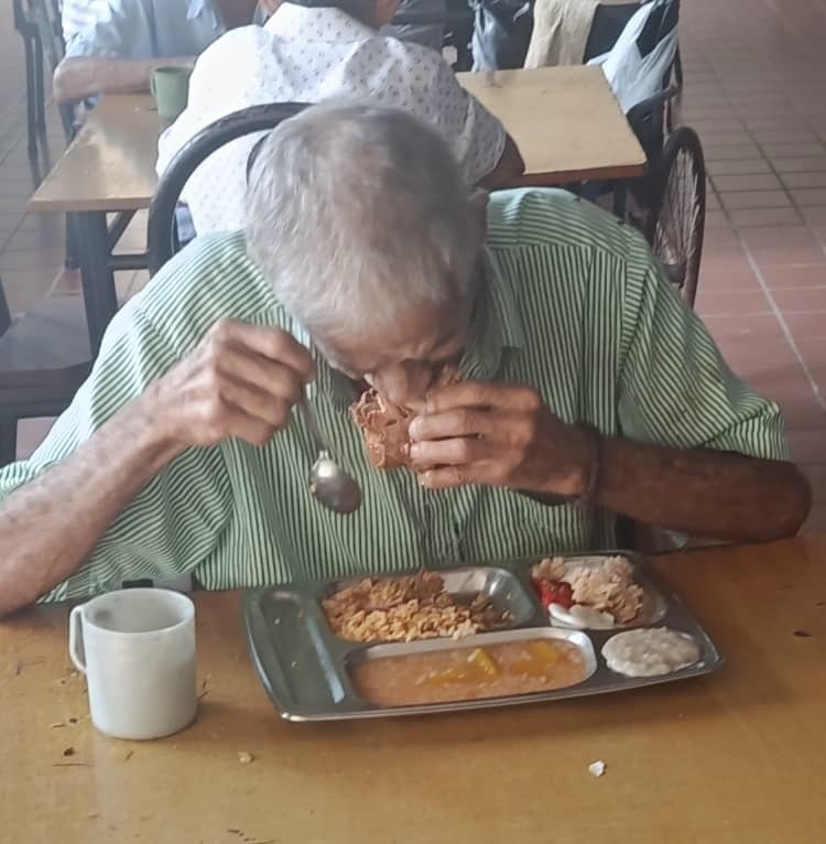 MAN EATING FOOD VITORIA.jpg