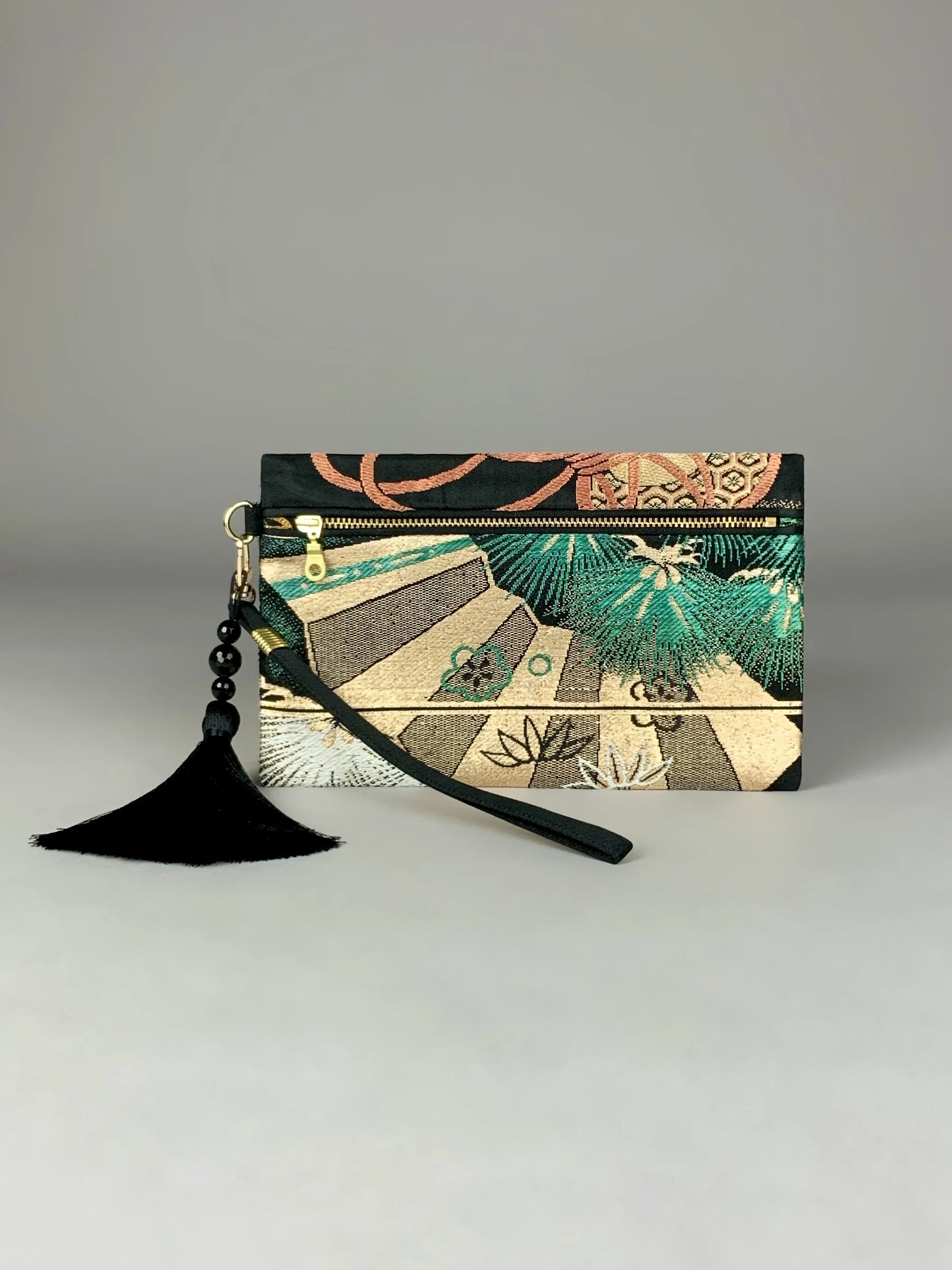 BLACK MATSU PINE AND FAN CLUTCH PURSE