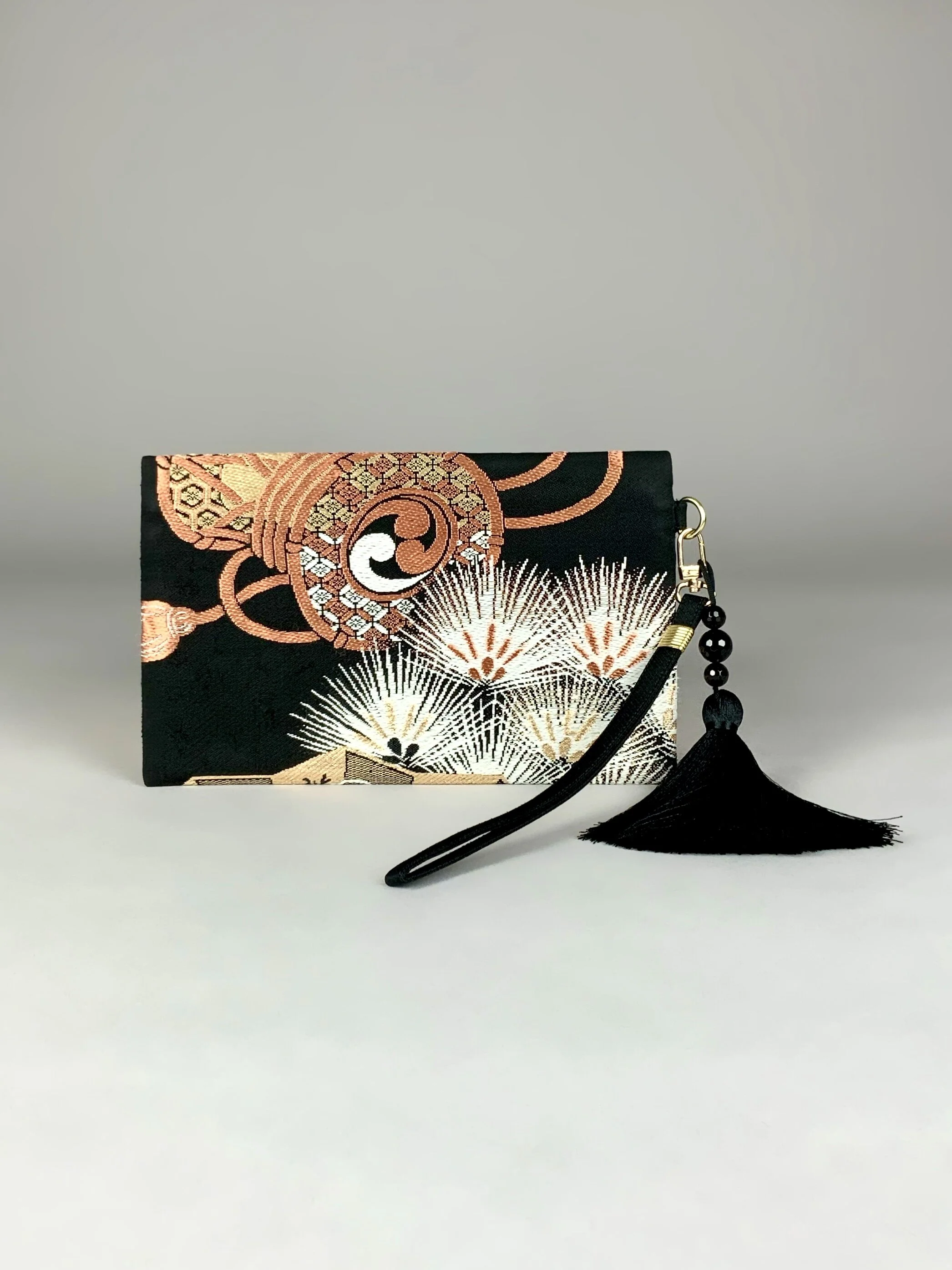 BLACK MATSU PINE AND FAN CLUTCH PURSE