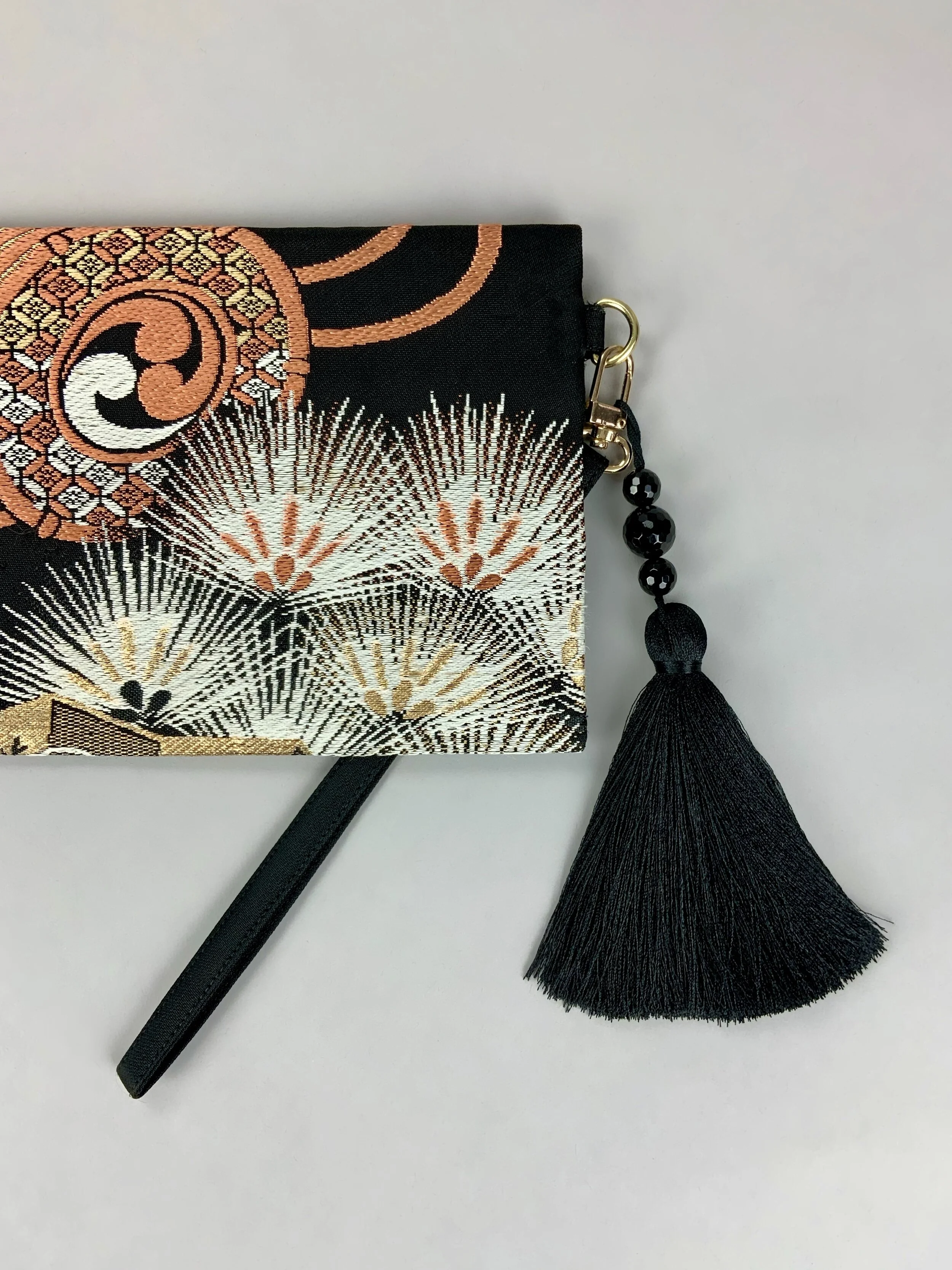 BLACK MATSU PINE AND FAN CLUTCH PURSE