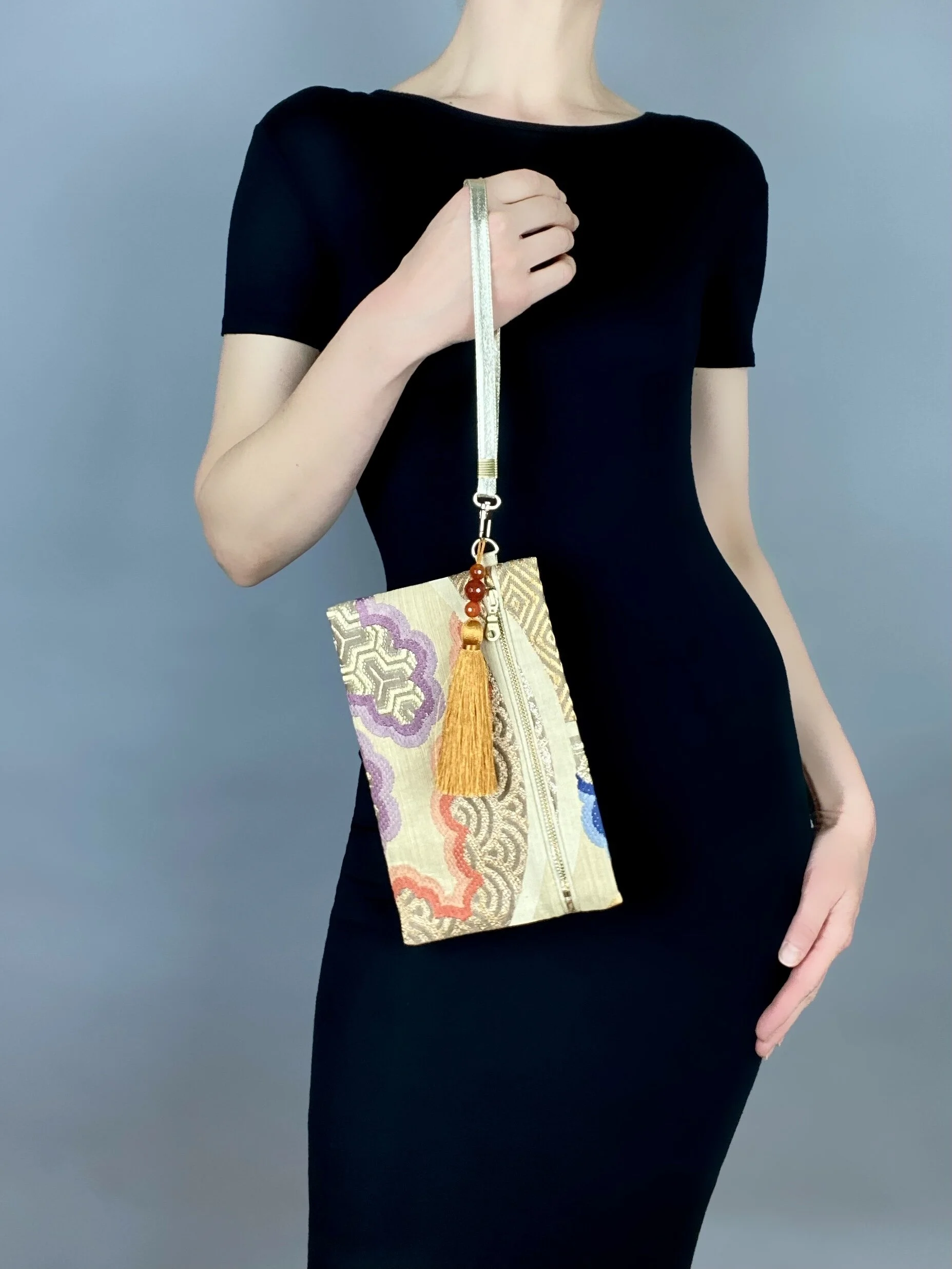 GOLD ABSTRACT CLOUD AND FAN CLUTCH PURSE