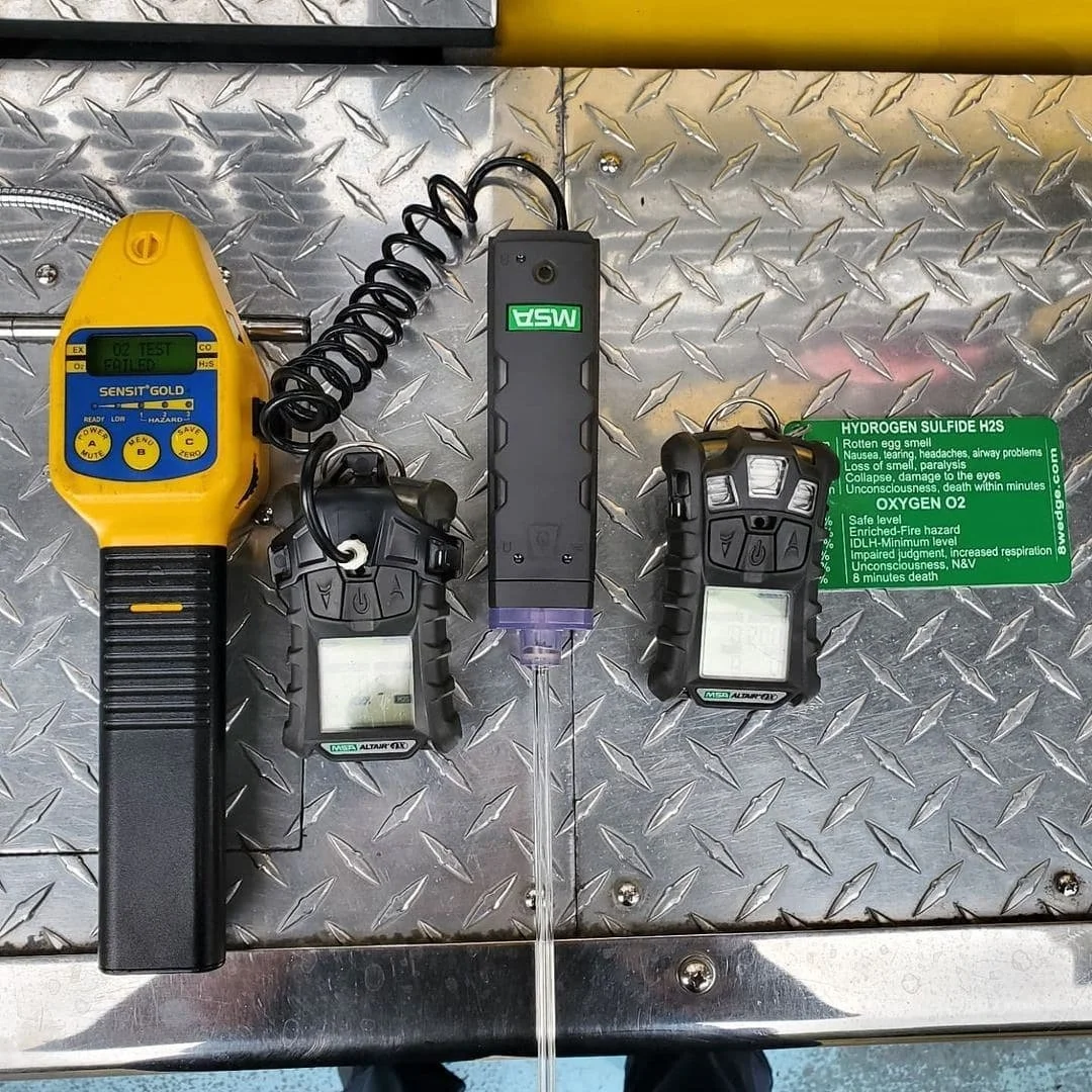 multi gas reference tag shown with common 4 gas monitors hydrogen sulfide H2S CO LEL oxygen