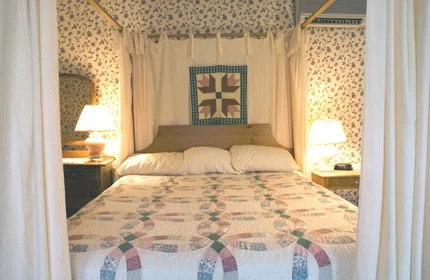The-Wayside-Inn-Queen-Room-Street-View.jpg