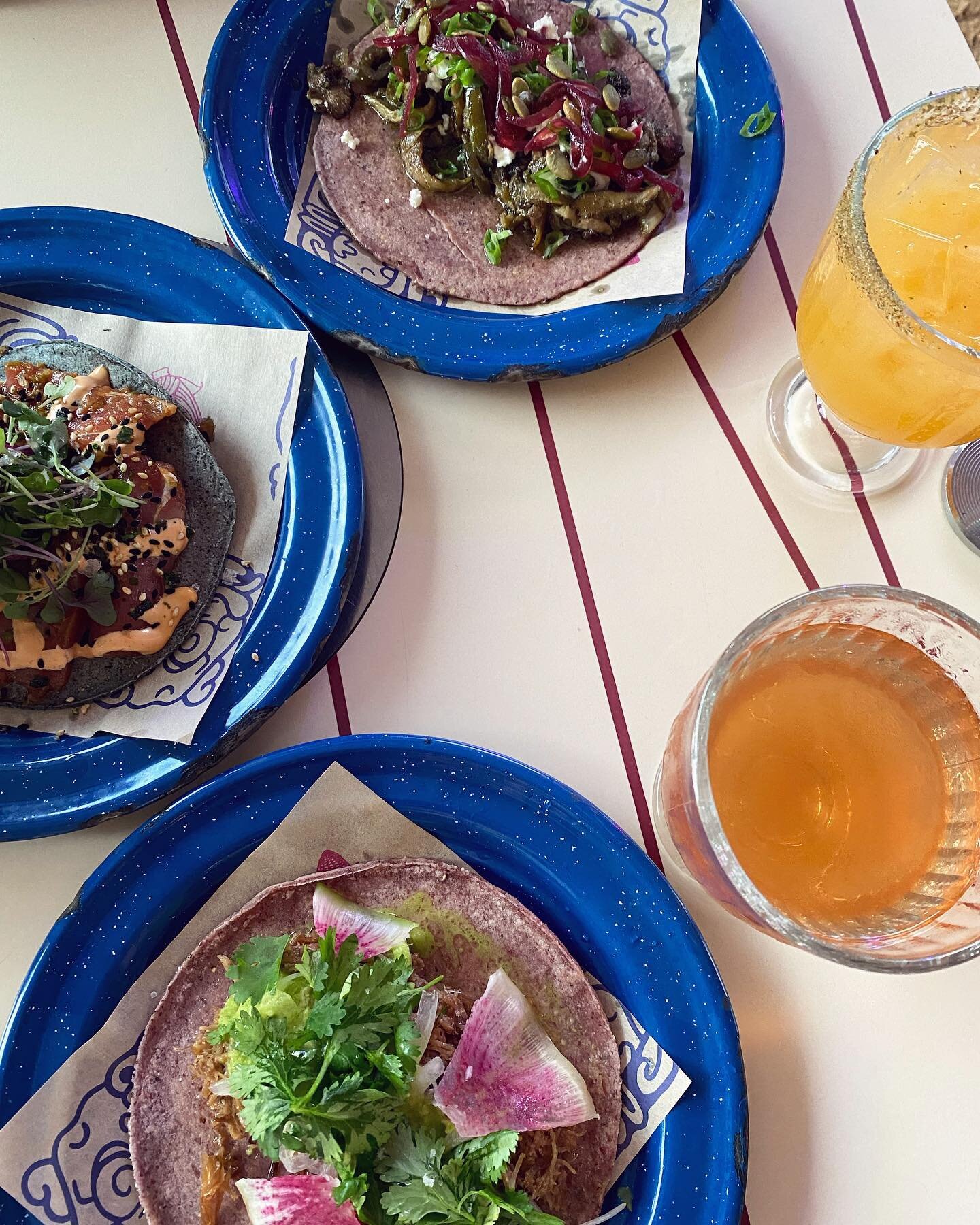Delicious things in Austin, trips past and present.

🌮 The duck carnitas taco (and more) at @nixtataqueria 

🥭 Frozen mango margs, spicy shrimp and the best fried chicken sandwich at @kindatropical 

🌵 Fried quail sandwich and sotol cocktail tasti
