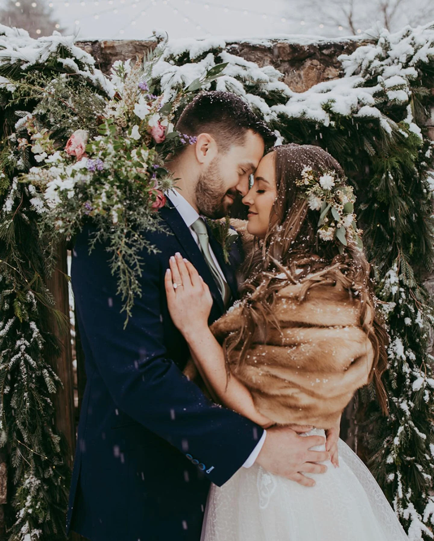 🤍❄️ first snowfall reminds me of Amy+Cody&rsquo;s enchanting December wedding last year ❄️ 🤍 

@boornbrookfarm @celiakphoto