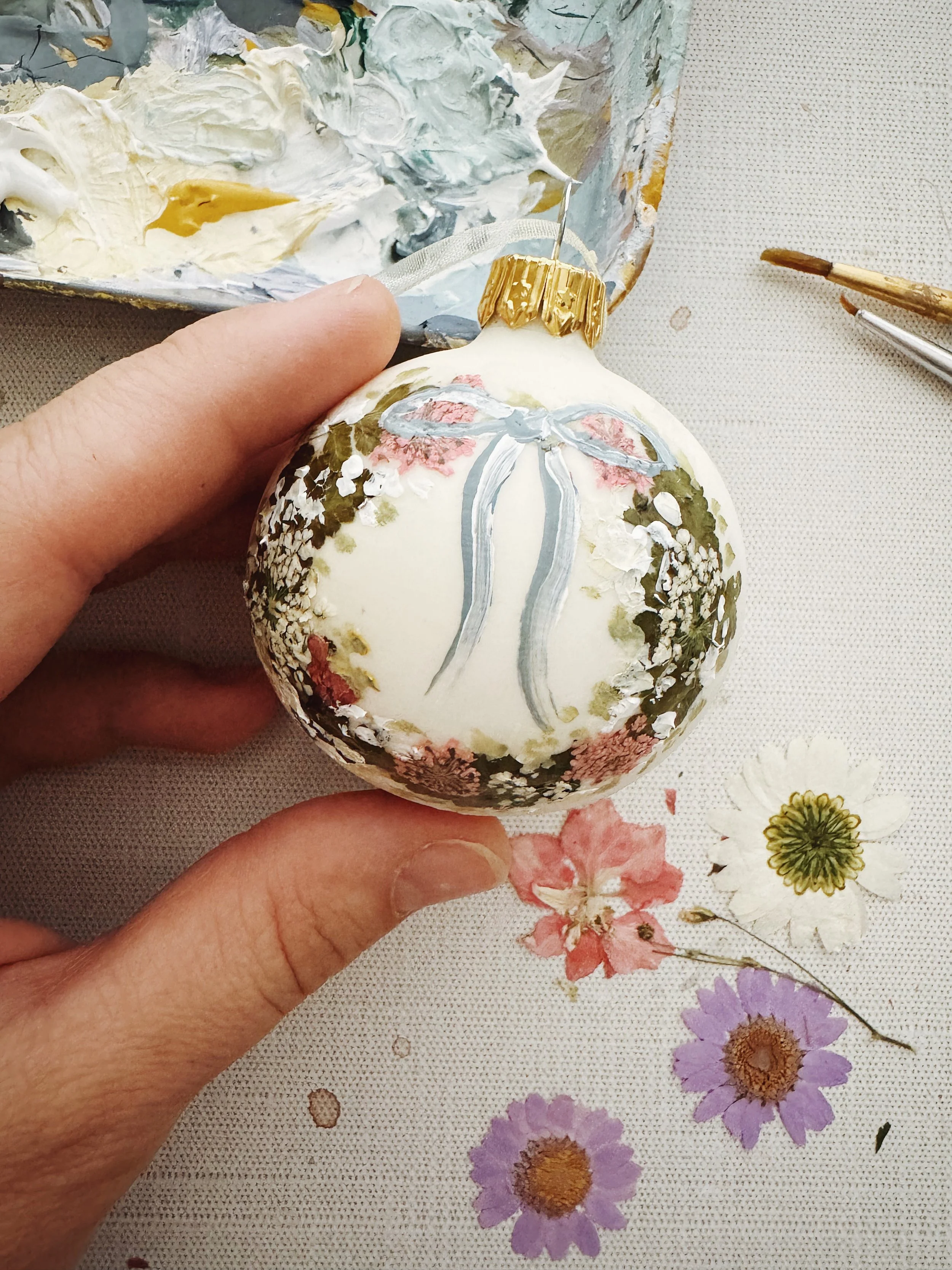 Dainty Floral Wreath Bulb