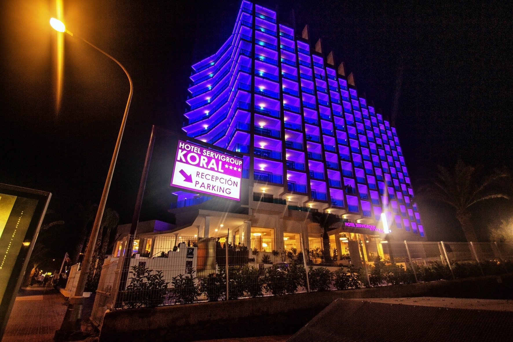 00-oropesa-del-mar-hotel-koral-beach-fachada-nocturna-03.jpg