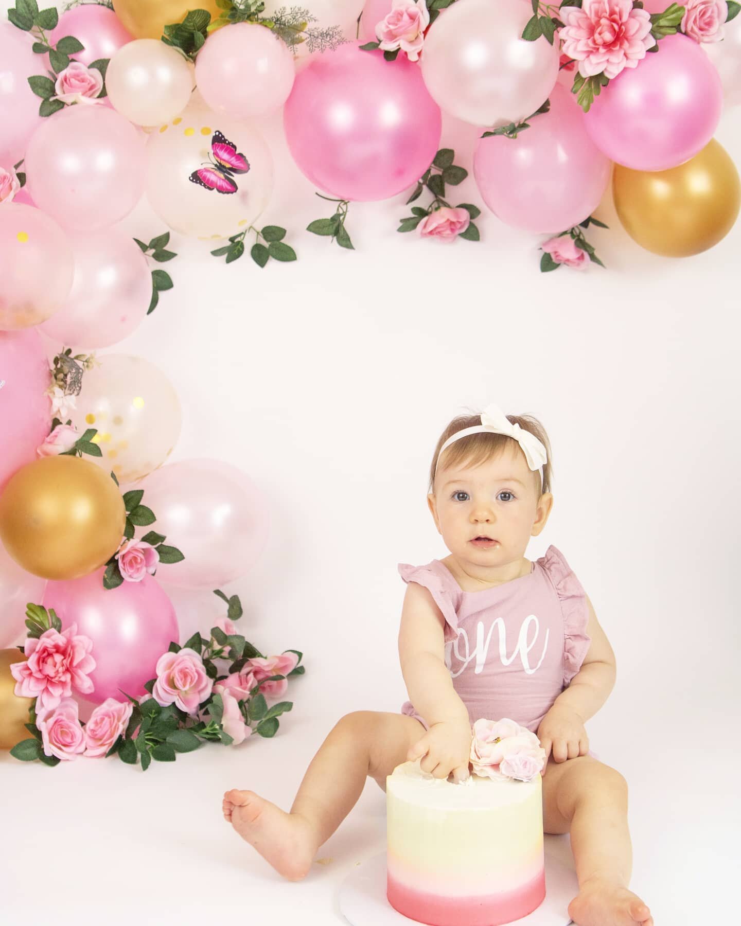 I got to see this sweet girl again for her cakesmash! I swear it doesn't seem like it's been a year since her newborn photos. 

Cakes : @julyco.ca
.
.
.
.
.
.
.
.#magicofchildhood #simplychildren #letthembelittle #camera_mama #momtog #letthekids #cak