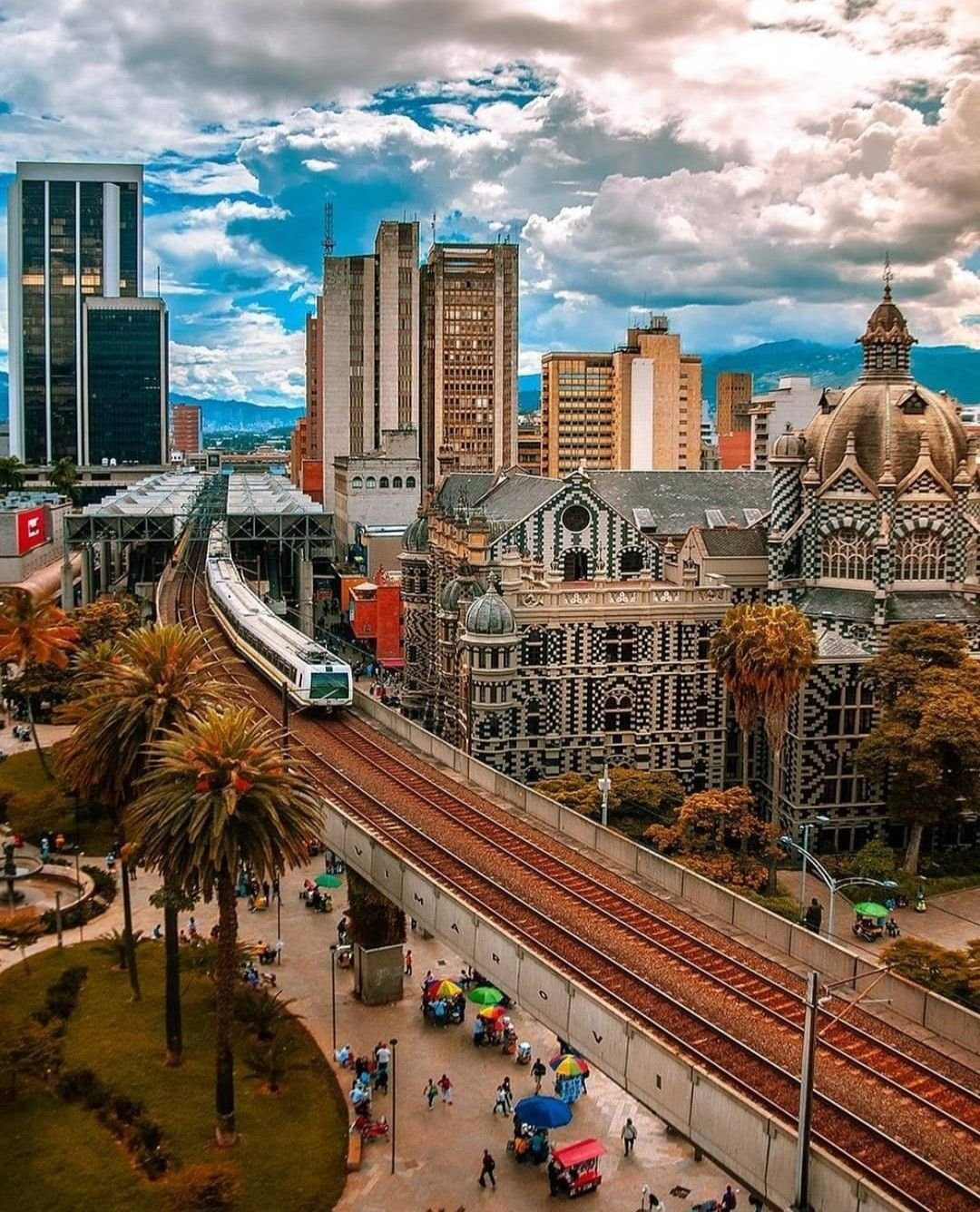 Vive la esencia de Medellín en Casa Kiwi. El mejor hostal en El Poblado con terraza, ambiente social único y el confort que buscas. ¡Reserva tu lugar ahora!