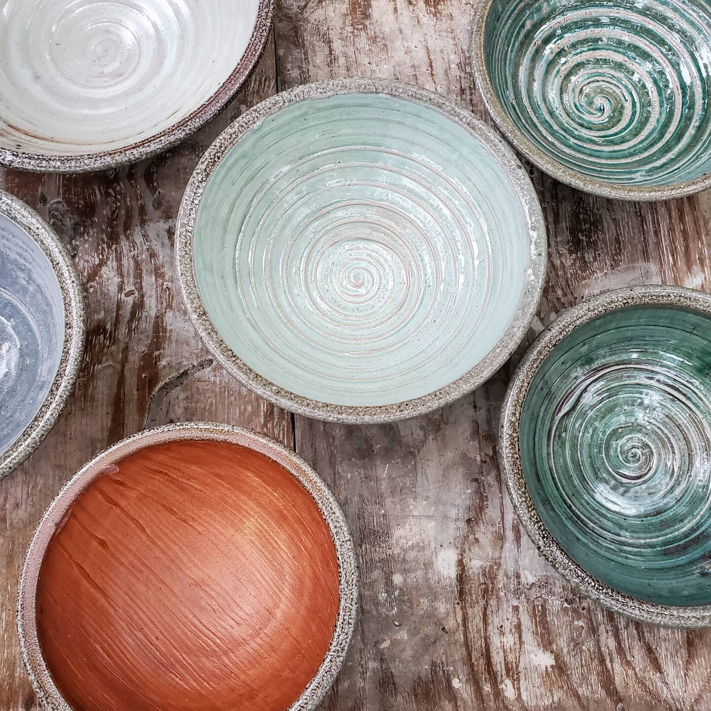 Bowls hot out the kiln.

@throwntogetherpotters #bowl #servingbowl #sodafired #soda #pottery