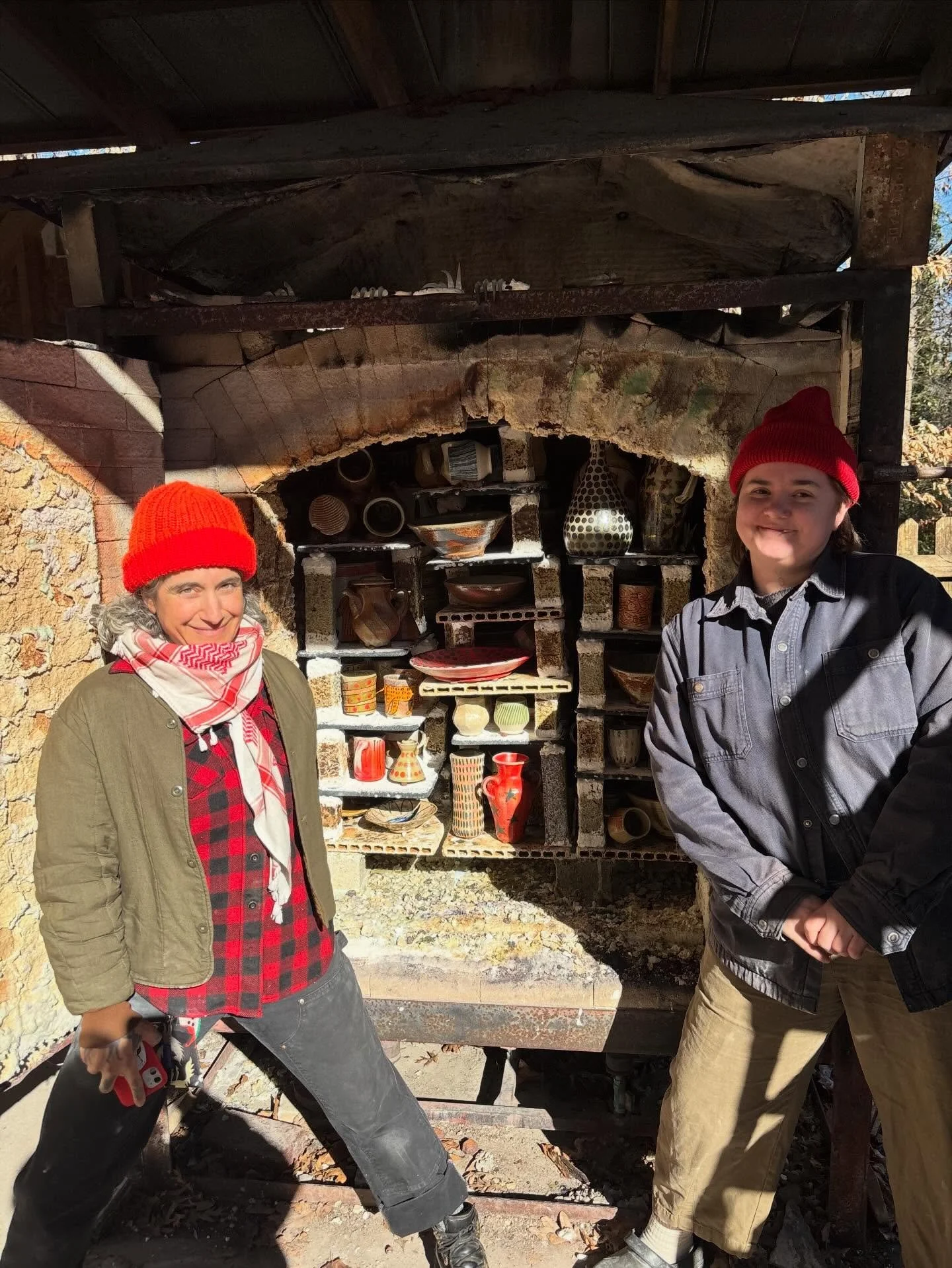 Wow! So many fun results out of this kiln! As with any experimental firing, we&rsquo;re taking it all in and processing all the new information. 

@dylans_ceramics @melissaweisspottery @desark 

#pottery #sodafired #oxidation