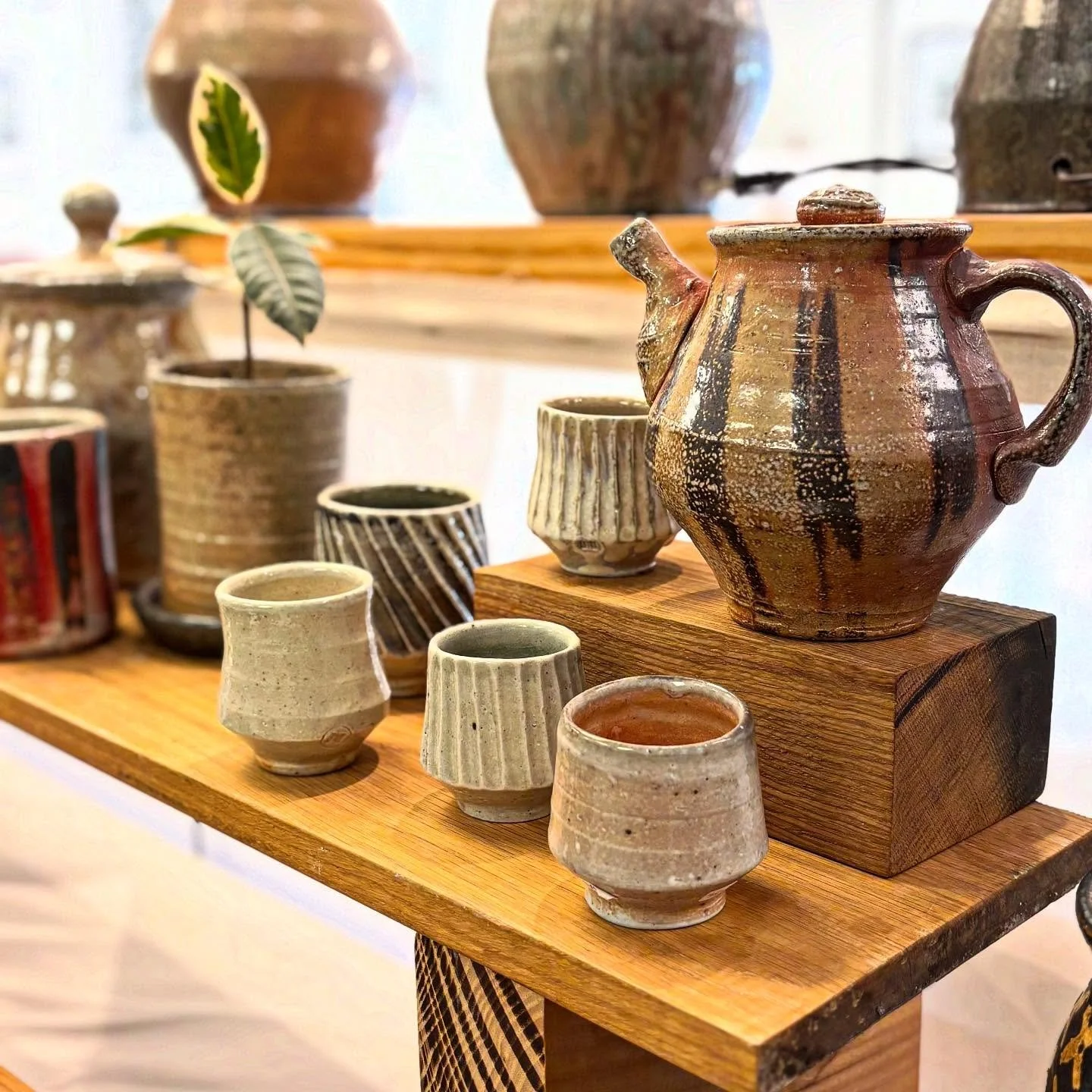 The gallery is coming together for the @durhamcountypotterytour! It&rsquo;s so exciting to be showing my work alongside my apprentice, @dylans_ceramics. A big thanks to Dylan for all they are doing to get the show prepped!

#durham #pottery #sodafire