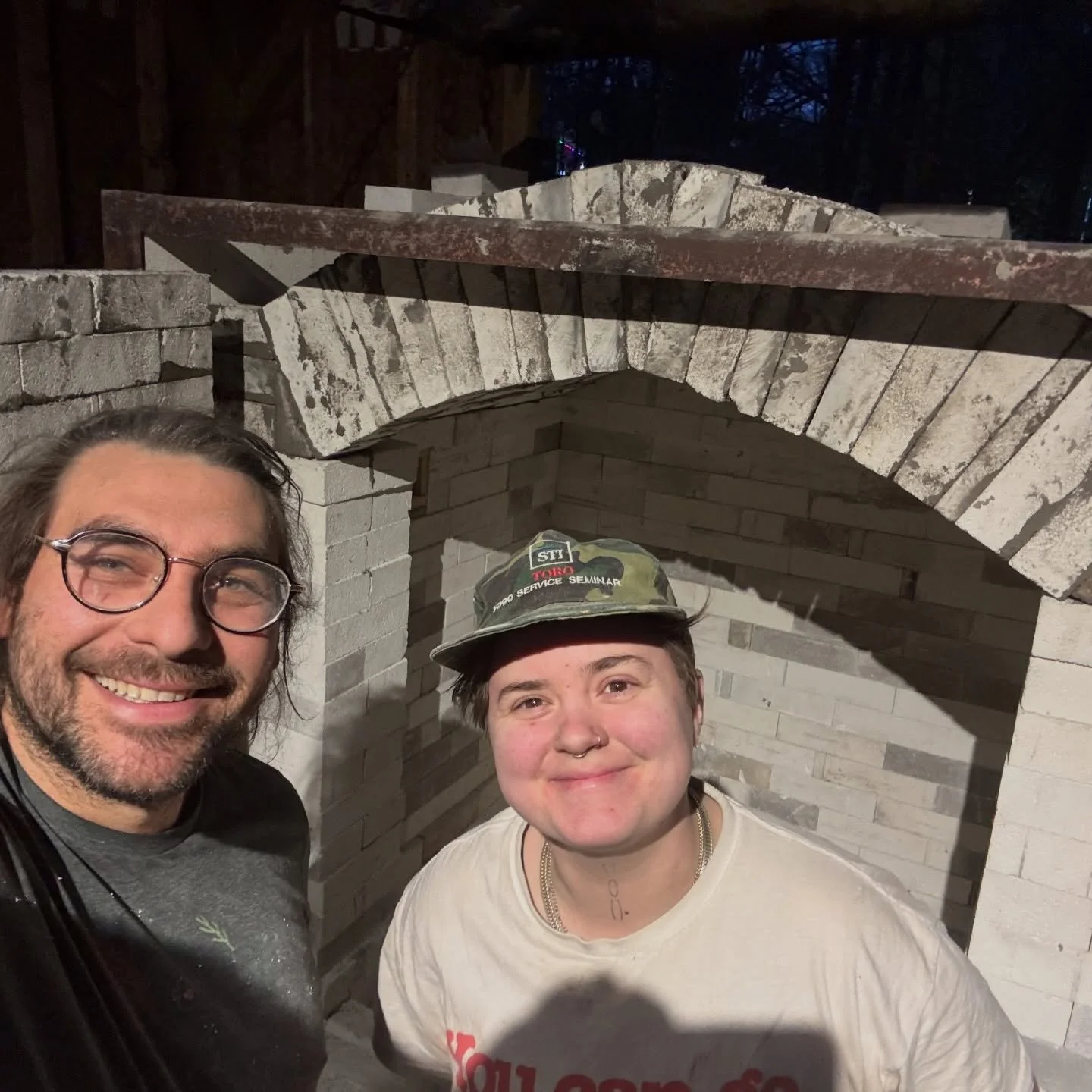 Wahoo! The arch is in! Just a few finishing touches now before we fire. 

#kilnbuild #sodakiln @dylans_ceramics