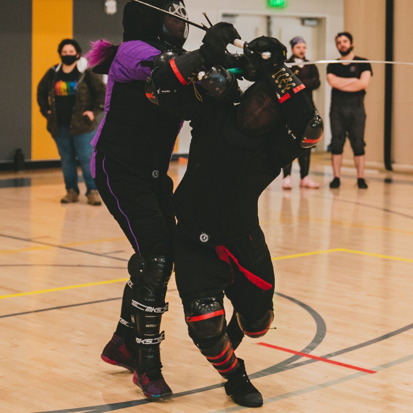 Veronica is a wickedly talented fencer. I love that @lisahaefnerphoto caught her wrenching her opponent's arm with the pommel of her sword.

#wma #hema #longsword #historicalfencing #martialarts #sword #swordfighting #ilovefencing #fencing