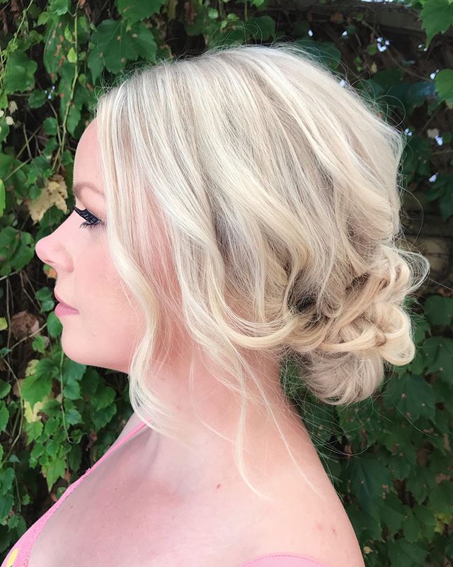 •Obsessing over effortless updos • 🖤
•
•
•
•
#hairbyday #bridalhair #bridesmaidhair #updo #blondehair #weddingday #lovewhatyoudo