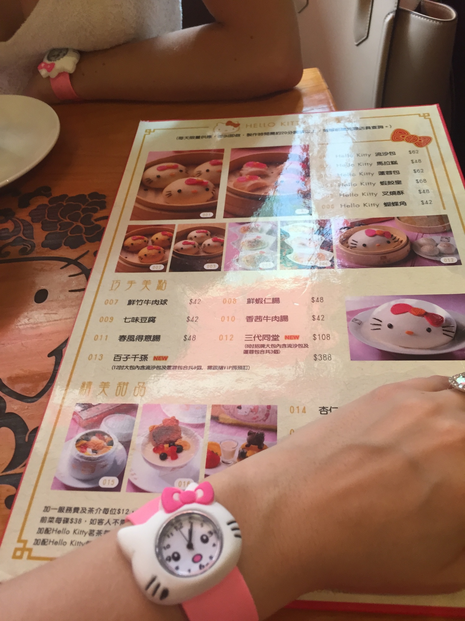 MENUS ARE AVAILABLE IN BOTH CHINESE AND ENGLISH. THE FOOD SERVED HERE IS TRADITIONAL CANTONESE MADE FROM MOSTLY ORGANIC INGREDIENTS, FOR EXAMPLE THE DYE USED TO CREATE HER WHISKERS IS MADE OF ORGANIC BEETROOT.