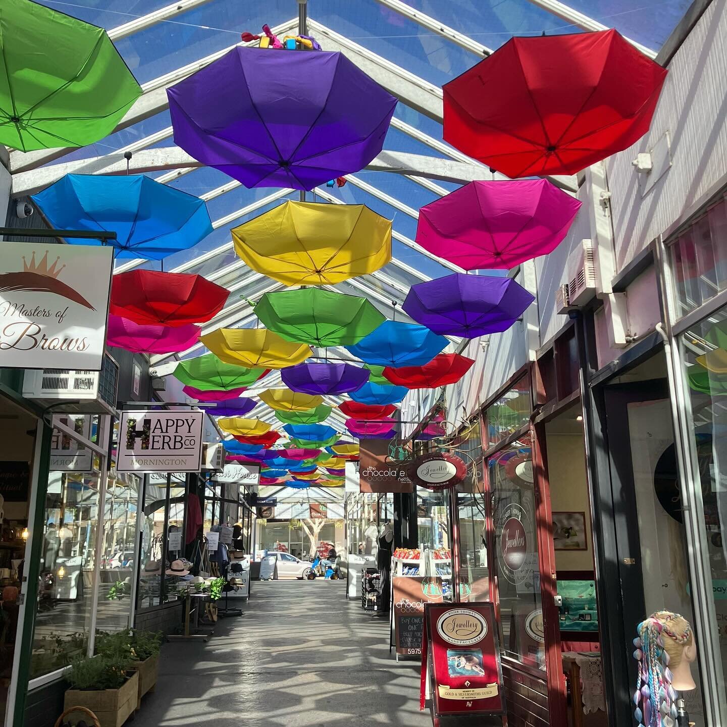 Gorgeous colours in Mornington 💕#colourmeadow #morningtonpeninsula #morningtonmainstreet #lovethepen