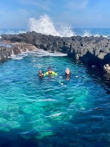 Winter snorkel at the fabulous Cairns Bay Rock Pools.  Sparkly crystal beach with rock pools at low tide.  Making the most of the winter sun ☀️ #colourmeadow #lovethepen #morningtonpeninsulabeaches #cairnsbayvictoria #wintersun