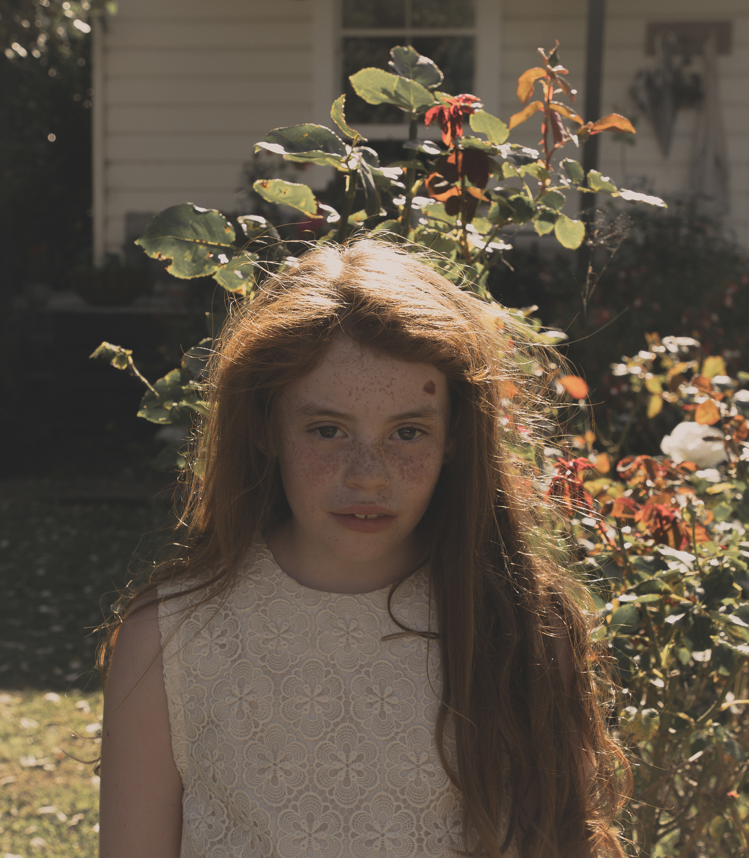 wedding-photography-flower-girl-in-garden.jpg