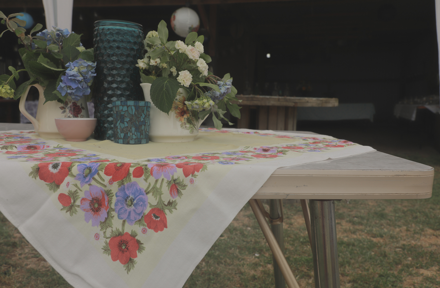 wedding-photography-beautiful-table-settings-crown-lynn-formica-table.jpg
