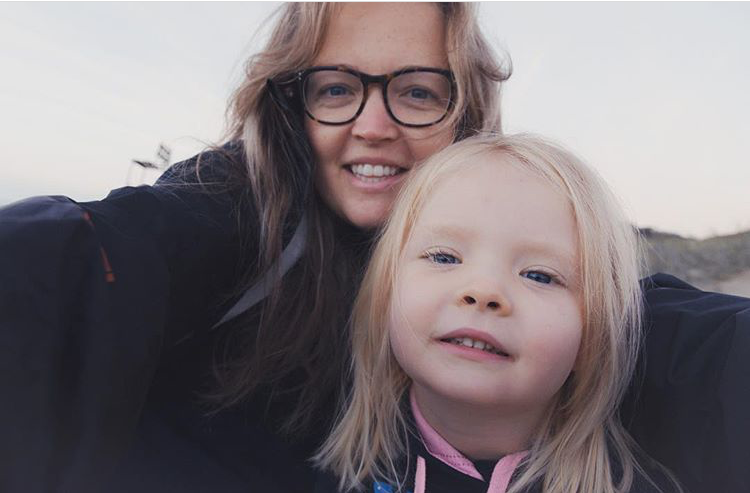 mum-and-little-girl-together-at-sunrise