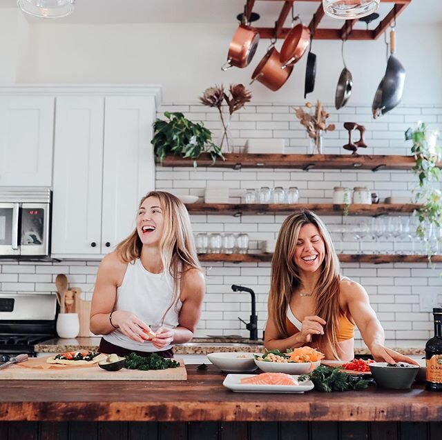 I am SO excited to announce The Feel Good Food Challenge! @molli.sullivan and I are hosting this challenge to get you into your kitchen and cooking foods that will have you feeling great! 
The challenge is to cook at least ONE healthy meal each day. 