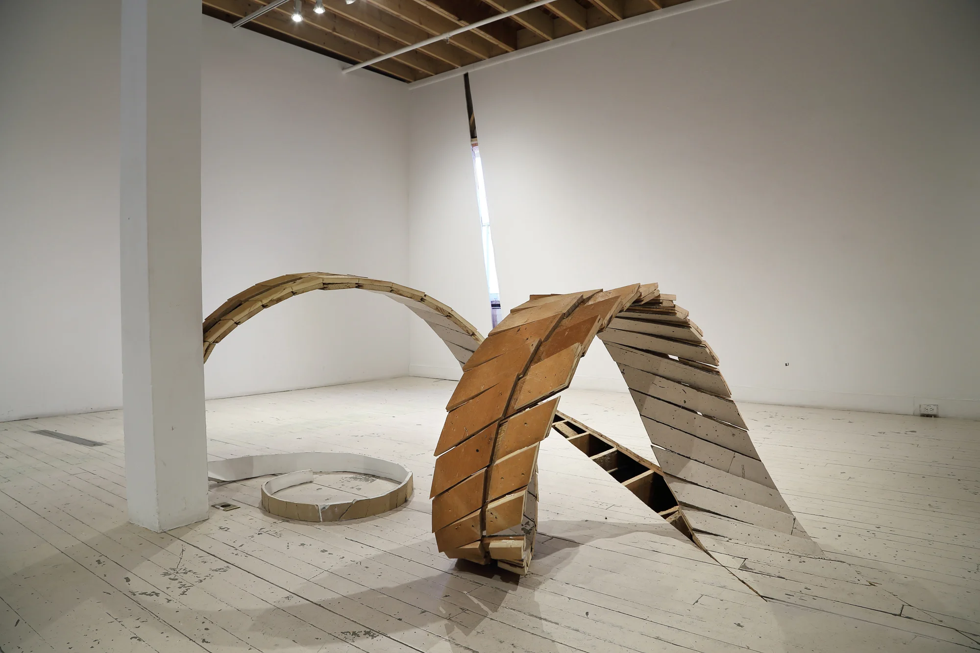 If this light can hold - Floor and wall cut - Boulder Contempora