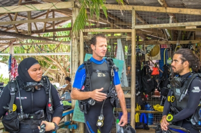 Dive briefing with fellow reef builders