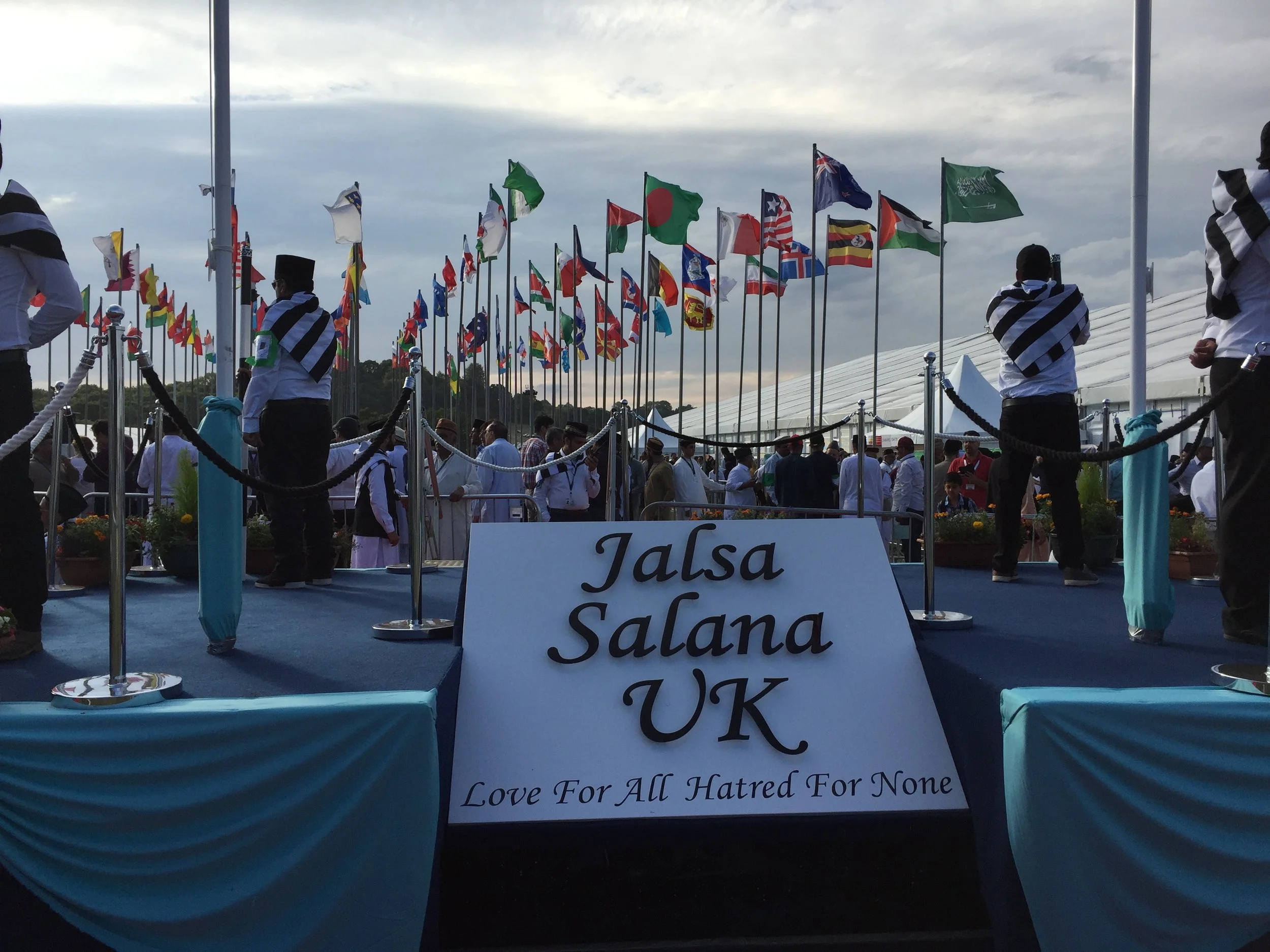 Saluti della delegazione italiana al Califfo Mirza Masroor Ahmad 