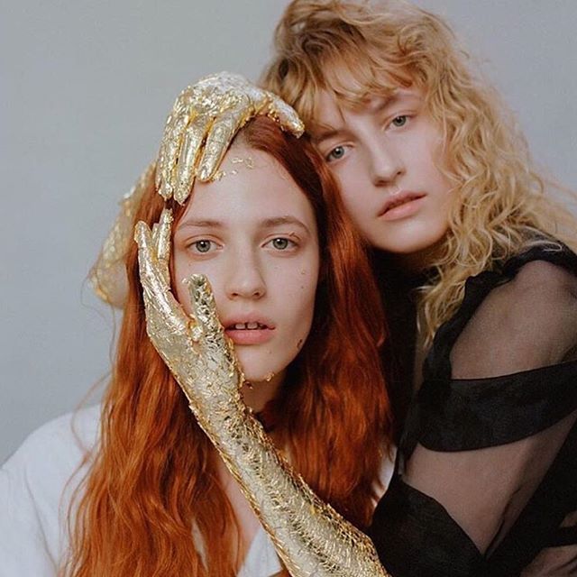 Wavy looks @flanellemagazine &bull;
&bull;
&bull;
&bull;
#wavyhair #wavyhairstyle #redhair #redhead #naturalredhead #blonde #naturalblonde #fashion #fashioneditorial #gold #goldleaf #curlyhair #minimalart #art #artphotography #photography #fashionpho